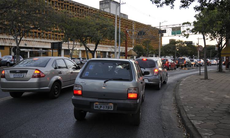 Quem tem o carro roubado pode pedir o IPVA de volta; saiba como